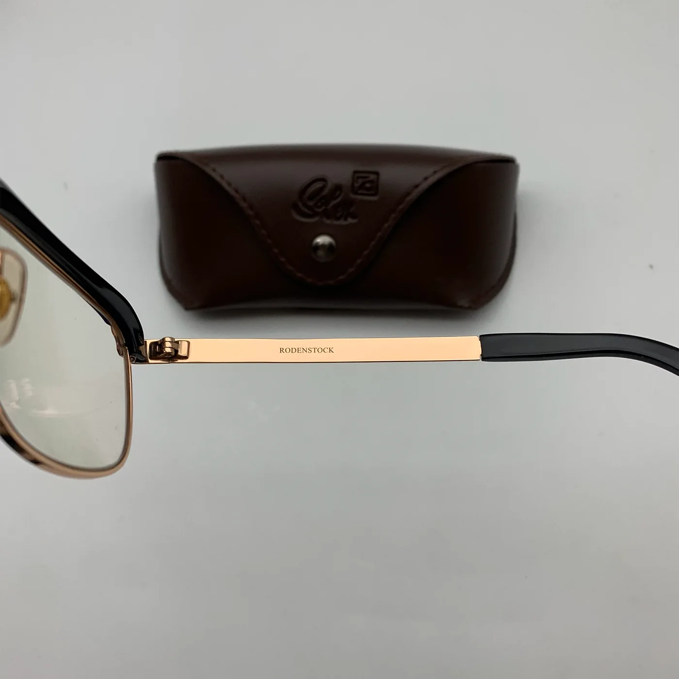Kính Rodenstock cổ Đức mí nhựa đen mạ vàng mắt đổi màu