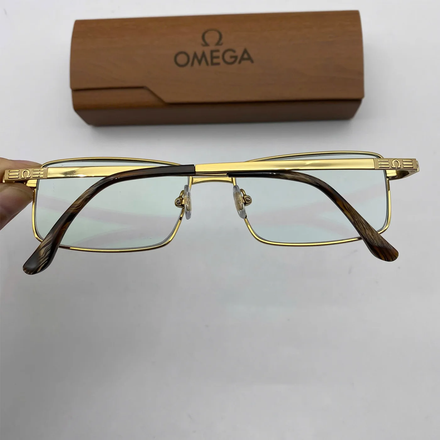 Kính đọc sách Omega tròng đổi màu