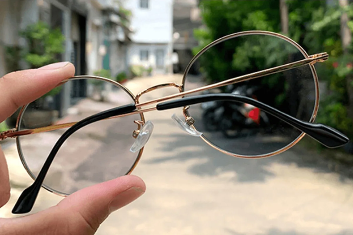 kính đổi màu khi ra nắng là gì